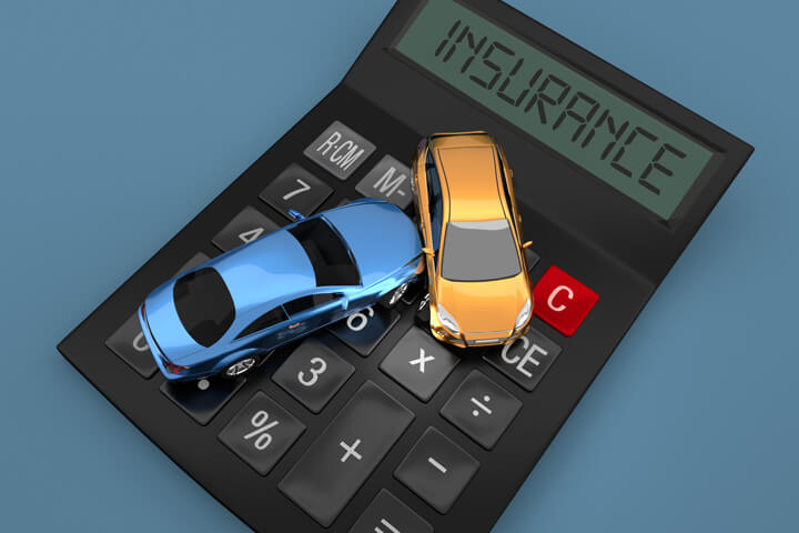 Two car accident on insurance calculator from top viewpoint