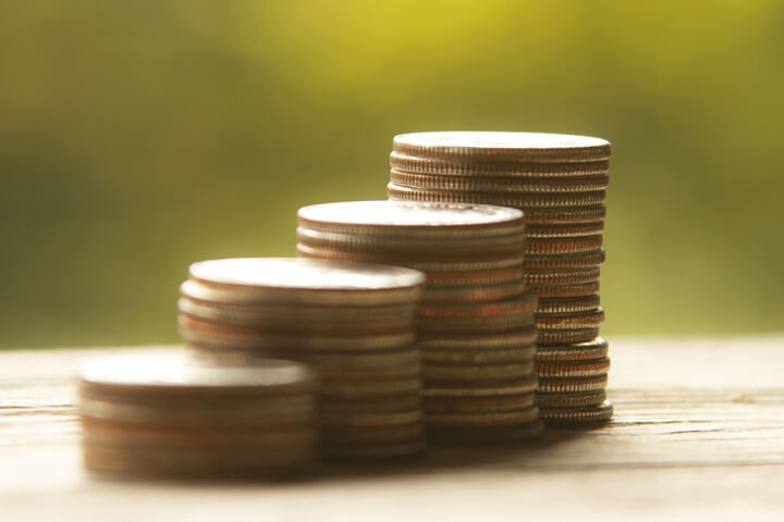 Free photo of increasing stacks of quarters with background bokeh