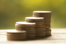 Free photo of increasing stacks of quarters with background bokeh