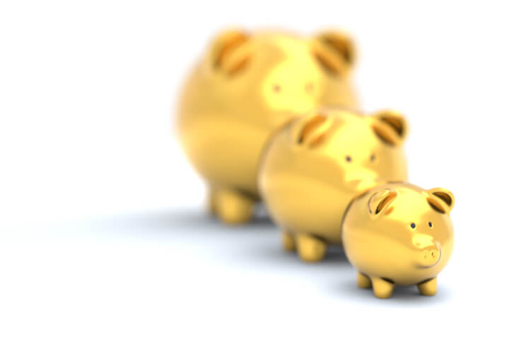 Three gold piggy banks of different sizes demonstrating investment choices